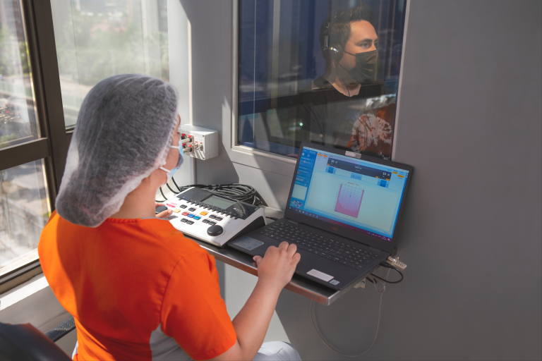 Entornos laborales con ruidos altos: ¿cómo cuidar la salud auditiva?