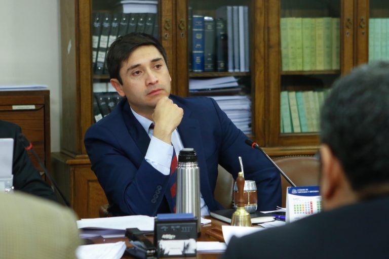 Senador Calisto exige al Gobierno mecanismos diferenciados para frenar alza de combustibles en Aysén ante posible revisión del MEPCO